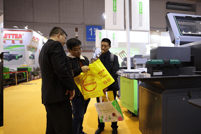 2019上海廣告展，為客戶(hù)展示屹克彎字機(jī)加工效果
