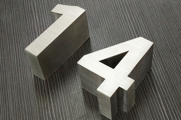 廣告雕刻機加工的金屬字 廣告雕刻機加工的金屬字